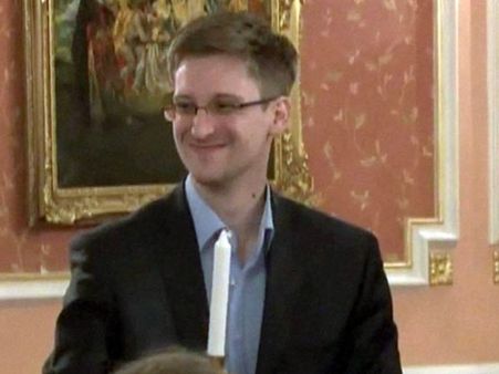 அமெரிக்க ரகசியங்களை வெளியிட்ட ஸ்னோடெனுக்கு 'மாற்று நோபல்' விருது வழங்கும் ஸ்வீடன்