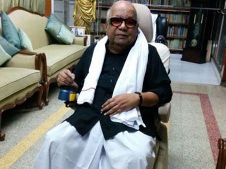 ஐ.நா சபையில் ராஜபக்சே பேச எதிர்ப்பு: வீட்டில் கருப்பு கொடி ஏற்றி கருப்பு சட்டை போட்ட கருணாநிதி!