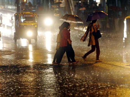 பெங்களூரில் கொட்டித் தீர்த்த பேய் மழை! வெள்ளத்தில் மூழ்கிய பஸ்சிலிருந்து பயணிகள் தப்பியோட்டம்