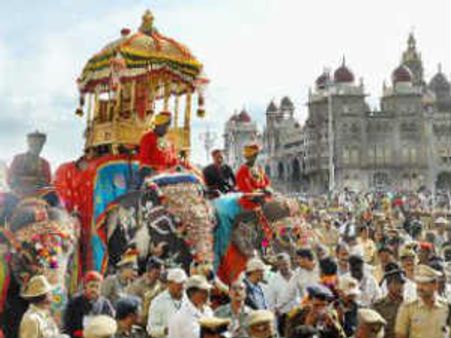 புகழ்பெற்ற மைசூர் தசரா விழா தொடங்கியது: பட்டத்து வாளை வைத்து தர்பார்!