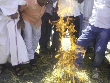 ஜெ.வுக்கு சிறை... தமிழகம் முழுவதும் அதிமுகவினர் வன்முறை.. பாதுகாக்க போலீஸ் இல்லை!