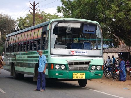 கல் வீசிய அதிமுக பிரமுகர் மீது பஸ்ஸை ஏற்றி படுகாயப்படுத்திய ஓட்டுனர்!
