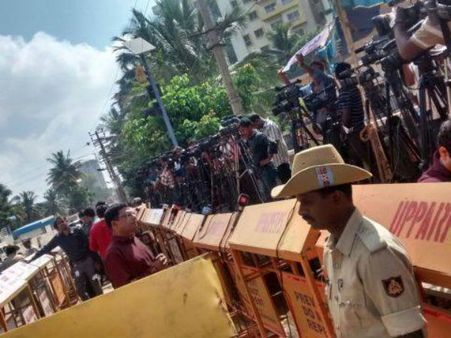 எதற்காக இந்த அசாதாரண சூழல்.. குற்றங்களுக்குத் தரப்படும் உச்ச மரியாதையா?