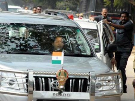 பெங்களூரில் சிறப்பு கோர்ட் அமைந்துள்ள பகுதிக்குள் நுழைய முயன்ற அதிமுகவினர் மீது தடியடி