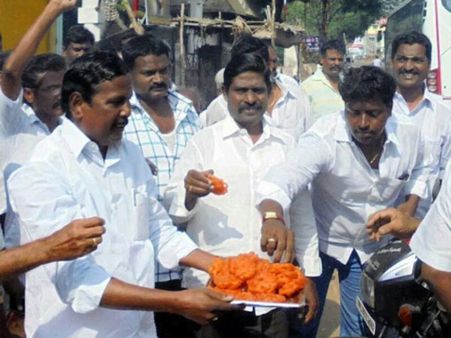 ஜெயலலிதா சிறைக்குப் போனதை ஸ்வீட் கொடுத்து கொண்டாடிய திமுகவினர்