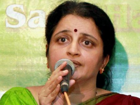 மும்பை: தீவிரவாத தாக்குதலில் பலியான அதிகாரியின் மனைவி கவிதா மரணம்
