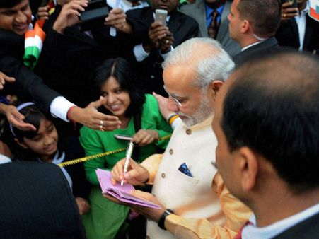 ஸ்கூலைக் கட் அடித்து விட்டு மோடியைப் பார்க்க வந்த குட்டீஸ்... போட்டோவும் எடுத்துக் கொண்டனர்!