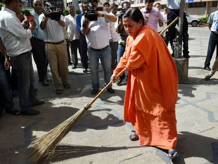 இந்தியாவை கூட்டி சுத்தம் செய்ய துடைப்பத்துடன் கிளம்பிய அமைச்சர்கள்