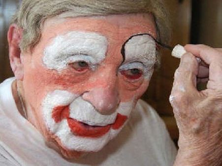 உலகின் மூத்த ‘கோமாளி’ கிரீக் காலமானார்