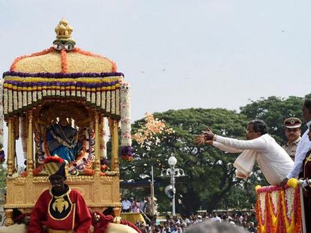 சாமுண்டீஸ்வரி அம்மனுக்கு பூஜை செய்தபோது ஷூ அணிந்திருந்தாரா சித்தராமையா? திடீர் சர்ச்சை