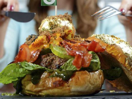 மாட்டிறைச்சி, குங்குமப்பூ.. தங்க இலையில் பர்கர்.. விலை ஜஸ்ட் ரூ. 1.2 லட்சம்தான்!