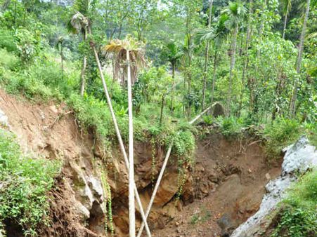 ஆரியங்காவு குகையில் மீண்டும் மண் சரிவு: ரயில்வே பணிகள் நிறுத்தம்