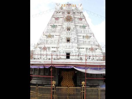 சந்திரகிரகணம் 10 மணிநேரம் மூடப்பட்ட திருப்பதி ஏழுமலையான் கோவில்: காத்திருந்த பக்தர்கள்