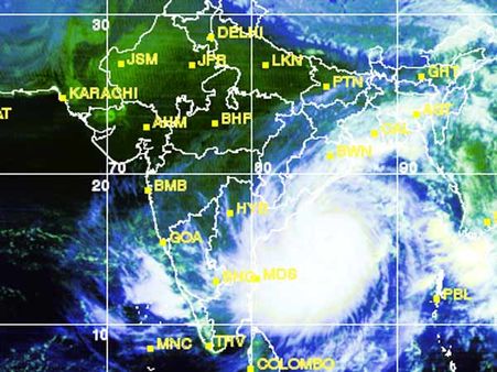ஹூட் ஹூட் புயல் நாளை கரையைக் கடக்கிறது! ஆந்திரா, ஒடிஷாவில் முன்னெச்சரிக்கை நடவடிக்கைகள் தீவிரம்!!