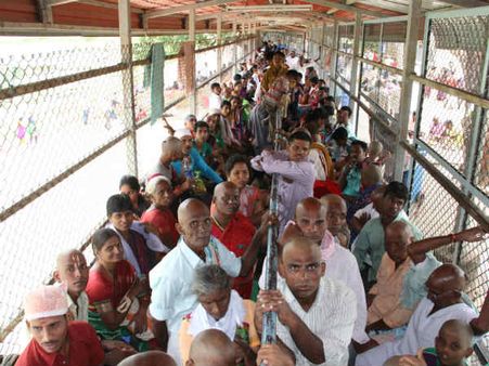 புரட்டாசி கடைசி சனிக்கிழமை: திருப்பதியில் பக்தர்கள் கூட்டம் அலைமோதல்