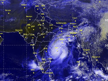 ஹூட்ஹூட் புயல்: உஷார் நிலையில் கடற்படை, விமானப்படை