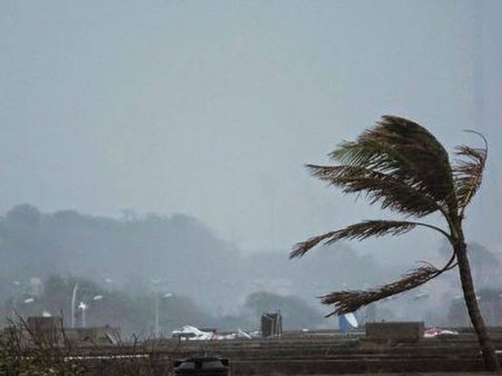 ஹூட்ஹூட் புயல்: ஹெல்ப்லைன் எண்கள் வெளியீடு