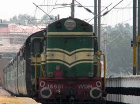 ஹூட் ஹூட் புயல் காரணமாக ஆந்திராவில் 58 ரயில்கள் ரத்து!