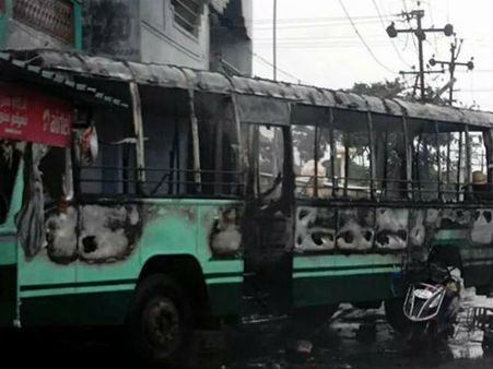 அதிமுக வன்முறை: இழப்பீடு வசூலிக்கக் கோரி வழக்கு- தமிழக அரசுக்கு ஹைகோர்ட் உத்தரவு