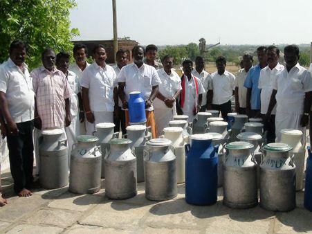 38 மாத ஊதியம் ஏழைகளுக்கு.. 39வது ஊதியத்தை ஜெ. விடுதலைக்காக பாலாபிஷேகத்திற்கு செலவழித்த எம்.எல்.ஏ.!