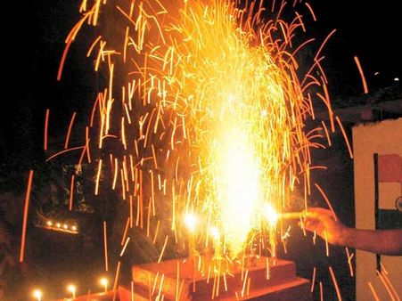 பட்டாசு விபத்துக்களைத் தடுக்க... தீபாவளியன்று ‘தீ’யாய் வேலை செய்ய தீயணைப்புத் துறை முடிவு