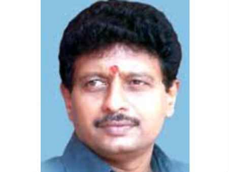 கொலை மிரட்டல், ஆள் கடத்தல் வழக்கு... சிறைவாசத்திலிருந்து தப்பினார் சசி தம்பி திவாகரன்