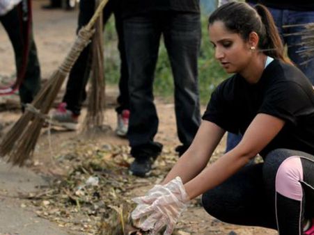 சுத்தமான இந்தியா: குப்பையை அள்ளிய சானியா- ஷாருக்கானுக்கு சவால்