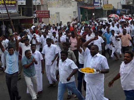 அதிமுகவினர் கொடுத்த லட்டை போட்டி போட்டுக் கொண்டு வாங்கிய கர்நாடக போலீஸ்!