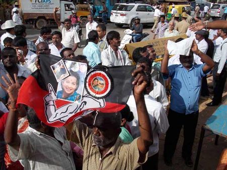 சென்னையில் ஜெ.: கொட்டும் மழையில் பூமழை தூவி மனித சங்கிலியாக நின்று வரவேற்ற அதிமுக தொண்டர்கள்!!