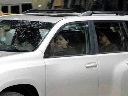 பெங்களூர் சிறையில் இருந்து 22 நாட்களுக்குப் பின் விடுதலையானார் ஜெயலலிதா