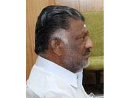 தாடியுடன், சாப்பிடாமல், கொட்டும் மழையில் சிறைக்கு வெளியே காத்திருந்த ஓ.பி.எஸ்