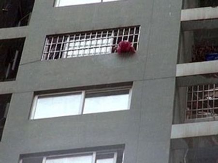 15வது மாடி ஜன்னல் வழியாக இறங்க முயற்சித்த குட்டிப் பாப்பா!