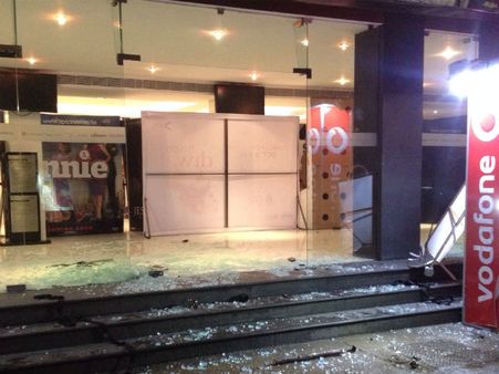 ‘கத்தி' ரிலீசாக இருந்த தியேட்டர்கள் மீது பெட்ரோல் குண்டு வீச்சு - 5 பேர் கைது : சென்னையில் பரபரப்பு