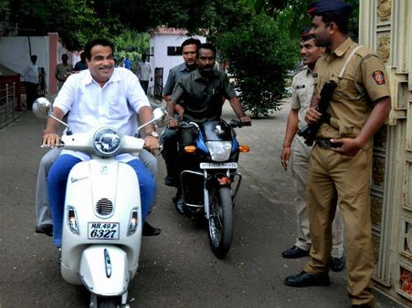 ஹெல்மெட் அணியாமல் ஸ்கூட்டர் ஓட்டி சர்ச்சையில் சிக்கிய மத்திய அமைச்சர் கட்காரி