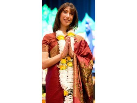 தீபாவளி பார்ட்டிக்கு ஊதா கலரு புடவையில் வந்த யு.கே. பிரதமரின் மனைவி