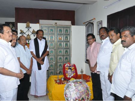 எஸ்.எஸ்.ஆர் படத்திற்கு மாலை அணிவித்து வைகோ அஞ்சலி