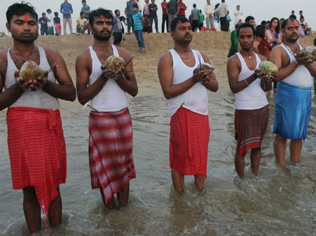 சாத் பூஜை: மெரீனாவில் குவிந்த பீகாரிகள், வட இந்தியர்கள்!