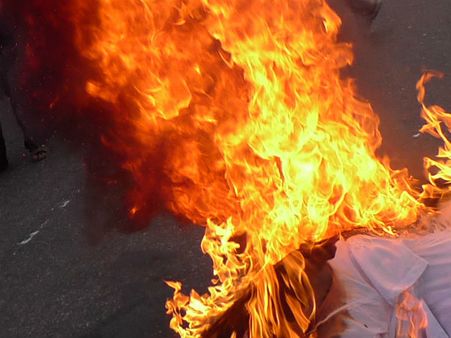 5 மீனவருக்கு தூக்கு- ராஜபக்சே கொடும்பாவி எரித்து தமிழக வாழ்வுரிமைக் கட்சி போராட்டம்!