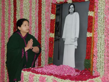 வீட்டிலிருந்தபடியே ... தேவர் படத்துக்கு ஜெயலலிதா அஞ்சலி!