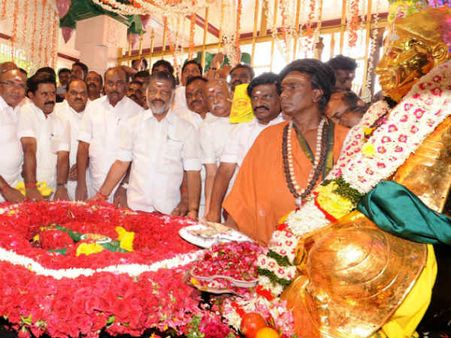 பசும்பொன் முத்துராமலிங்கத் தேவர் நினைவிடத்தில் முதல்வர் ஓ.பி.எஸ் மலர் தூவி மரியாதை!