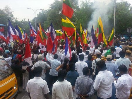 இலங்கை தூதரகத்தை முற்றுகையிட்ட 500க்கும் மேற்பட்ட தமிழர் வாழ்வுரிமைக் கூட்டமைப்பினர் கைது