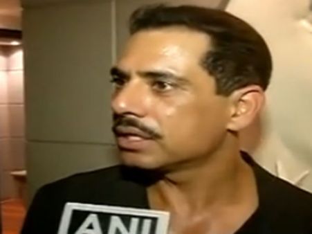 செய்தியாளரின் மைக்கைத் தட்டி விட்டு 