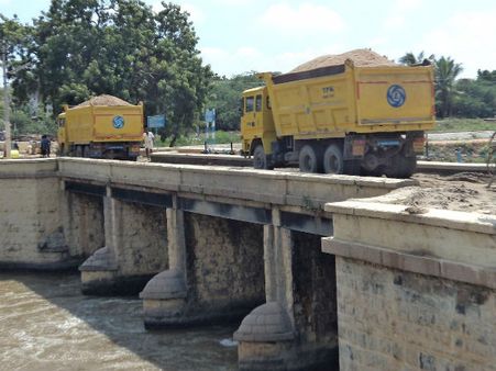 கரூர்: மணல் லாரிகளால் இடியும் நிலையில் உள்ள பாலம்