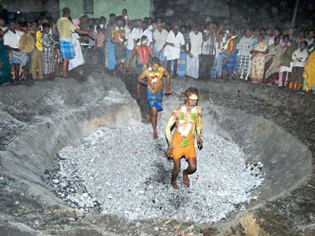 மொகரம்: பள்ளிவாசலை குல தெய்வமாக வணங்கும் இந்துக்கள்: தீக்குழி இறங்கினர்