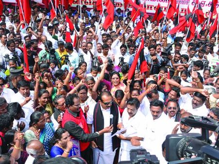 ஜெயிலுக்குப் போய் 'ரிட்டர்ன்' ஆன ஒரு முதல்வர், கண்ணீர் மல்க இன்னொரு முதல்வர்.. வைகோ விளாசல்!