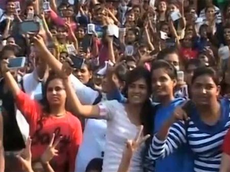 1000 பெண்கள் டேக் செல்ஃபி புள்ள...