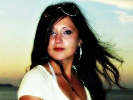 ஸ்பெயின்: பாலத்தில் தொங்கியபடி செல்ஃபி எடுத்த இளம்பெண் மரணம்