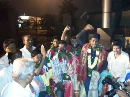 கத்தி: திரையரங்கம் தாக்கப்பட்ட வழக்கு: அனைத்து மாணவர்களும் விடுதலை!