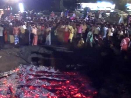 மதநல்லிணக்கத்தை உணர்த்தும் பள்ளிவாசல் “பூக்குழி” திருவிழா- சாதி மத பேதமில்லாமல் குவிந்த பக்தர்கள்!