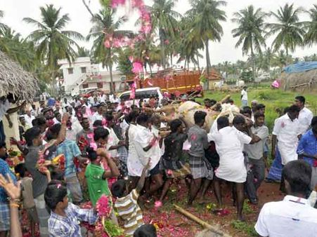 ஜல்லிக்கட்டுக் காளை அப்பு மரணம்.. பல ஊர் மக்கள் திரண்டு வந்து அஞ்சலி!